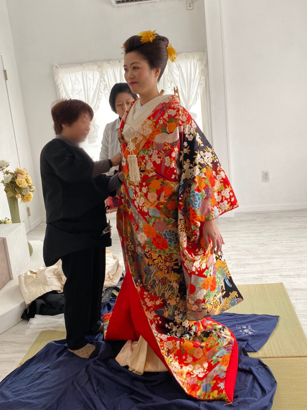 花嫁さん花婿さん二人プラン黒紋付袴赤色打掛変更可古典柄披露宴写真